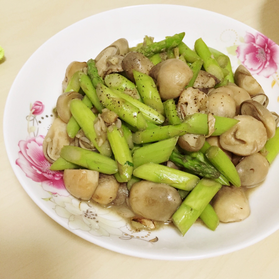 芦笋炒蘑菇