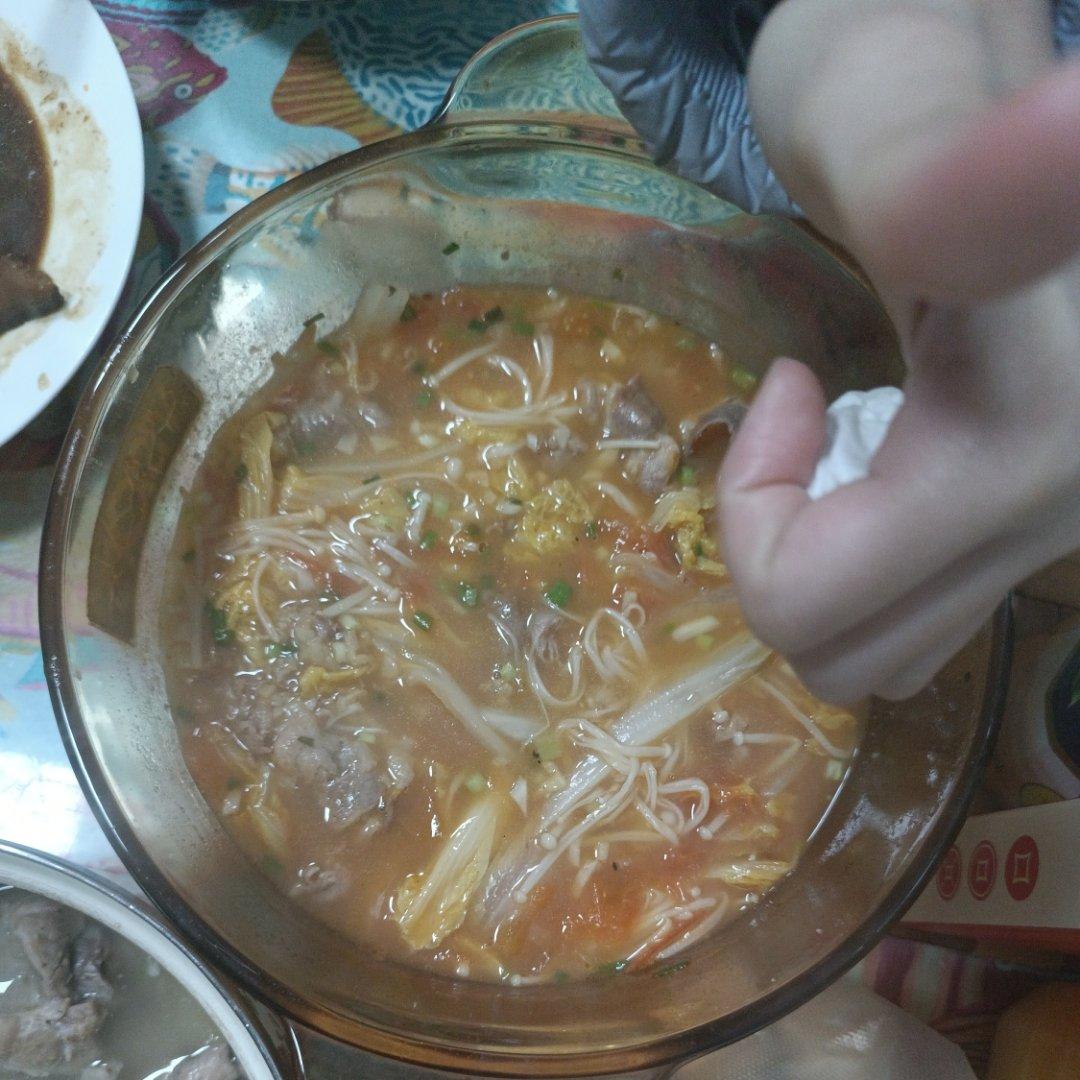 金针菇番茄肥牛卷
