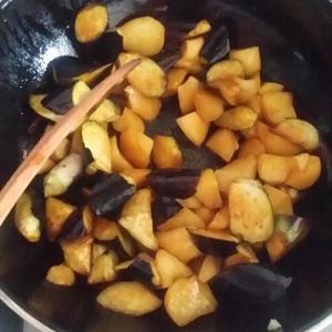 东北菜土豆炖茄子的做法 步骤2