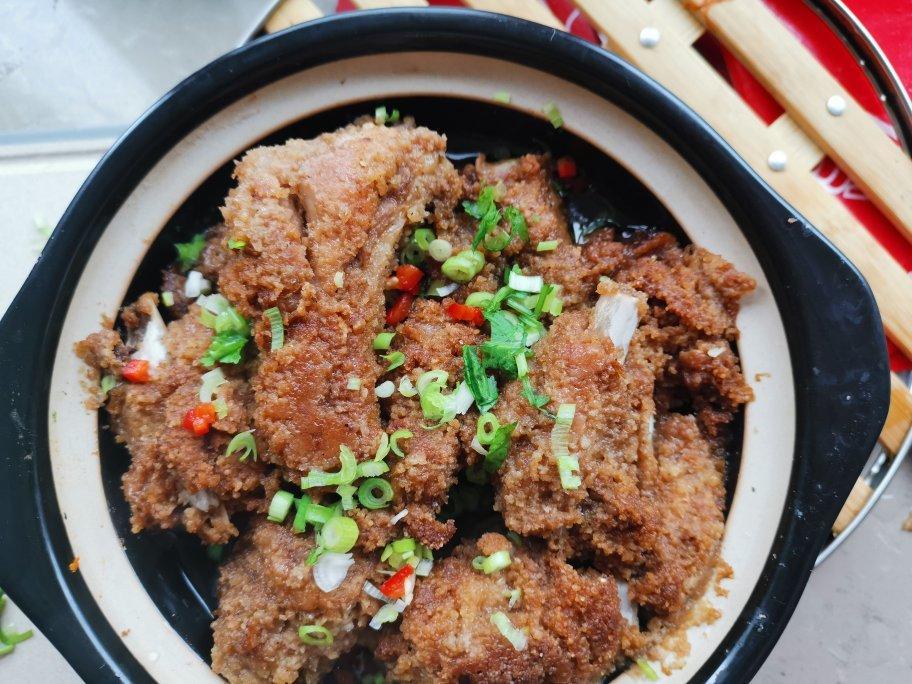 粉蒸排骨，五香口味，米粉不干是有方法的，保证香糯软嫩