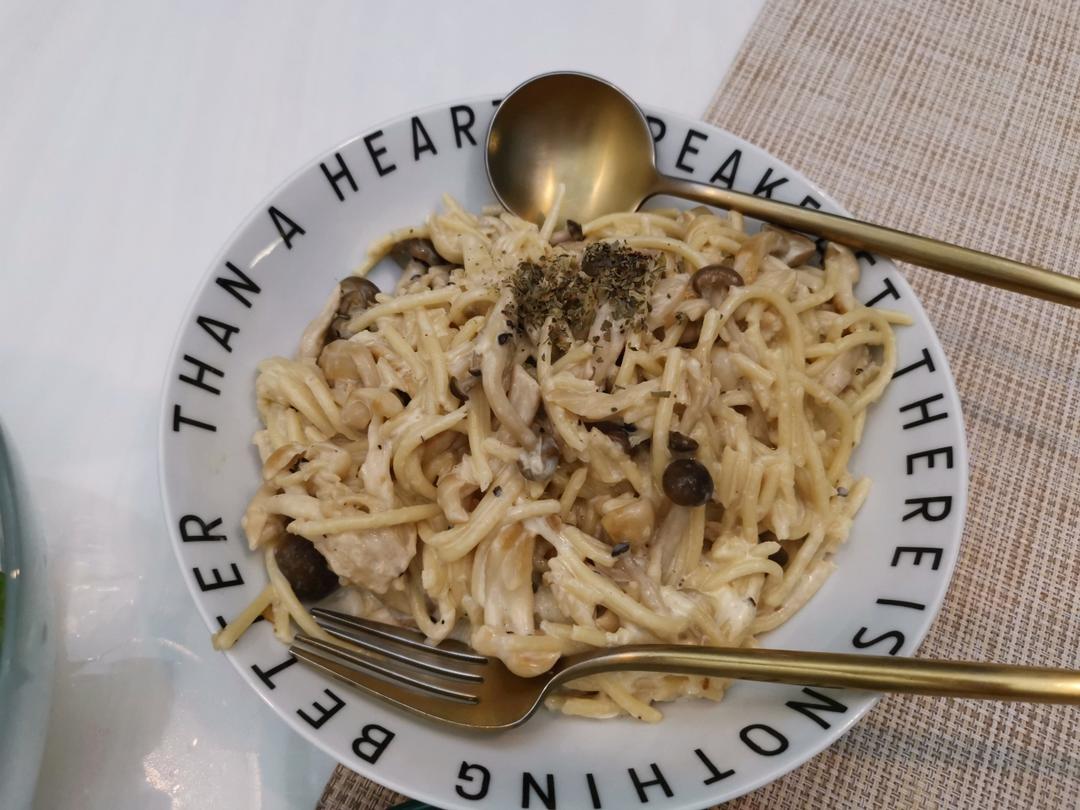 白蘑菇奶油培根意面