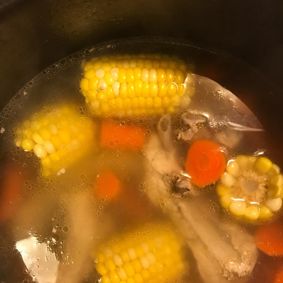 胡萝卜玉米煲排骨