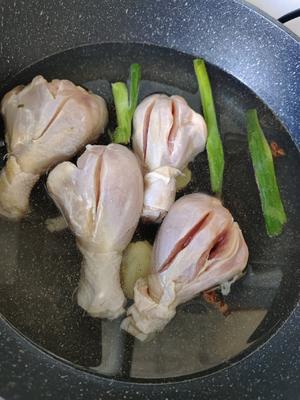 减脂餐 凉拌鸡腿肉的做法 步骤1