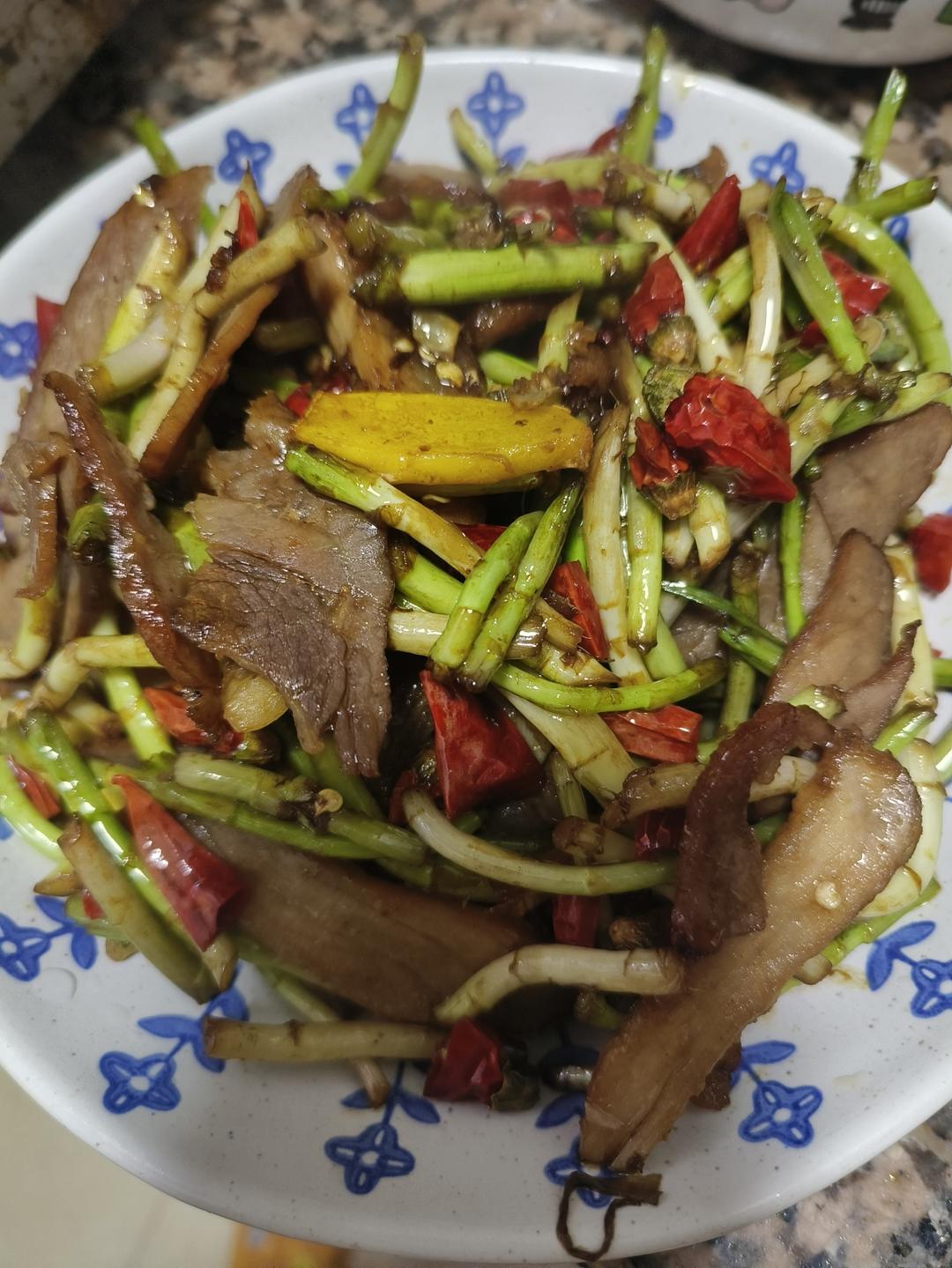 黎蒿炒腊肉（肠）