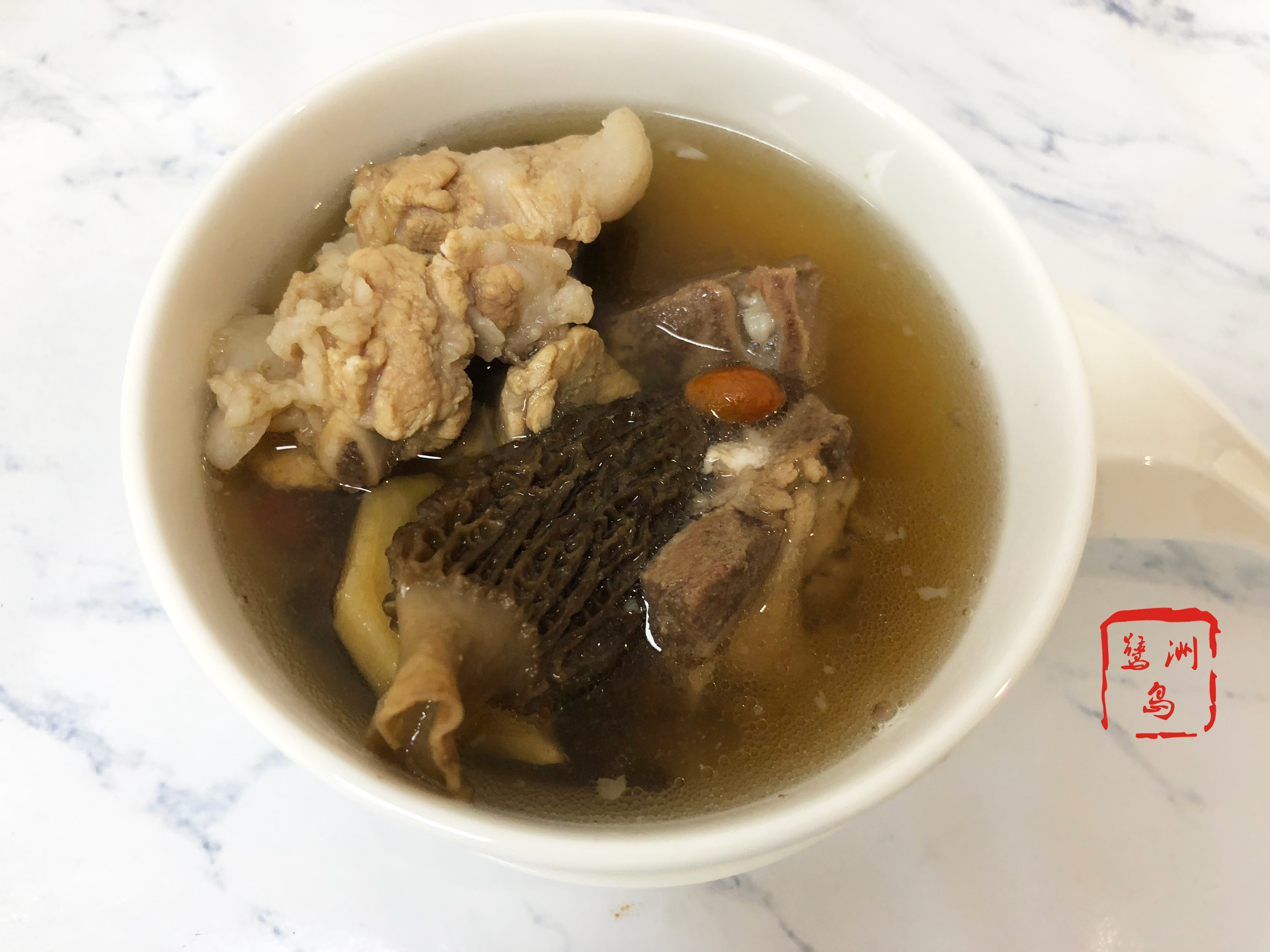羊肚菌炖排骨汤的做法