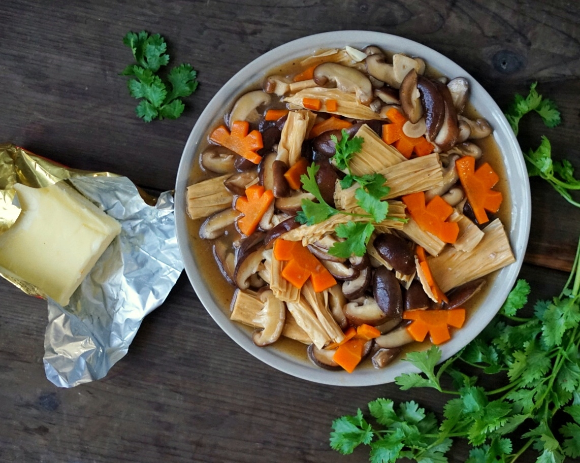 黄油香菇炖腐竹的做法