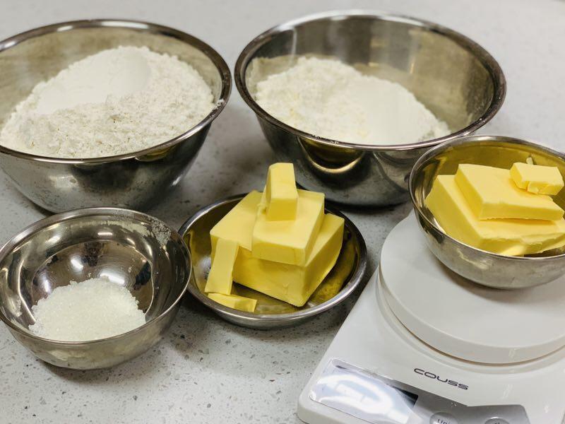 蛋黄酥和鲜肉月饼