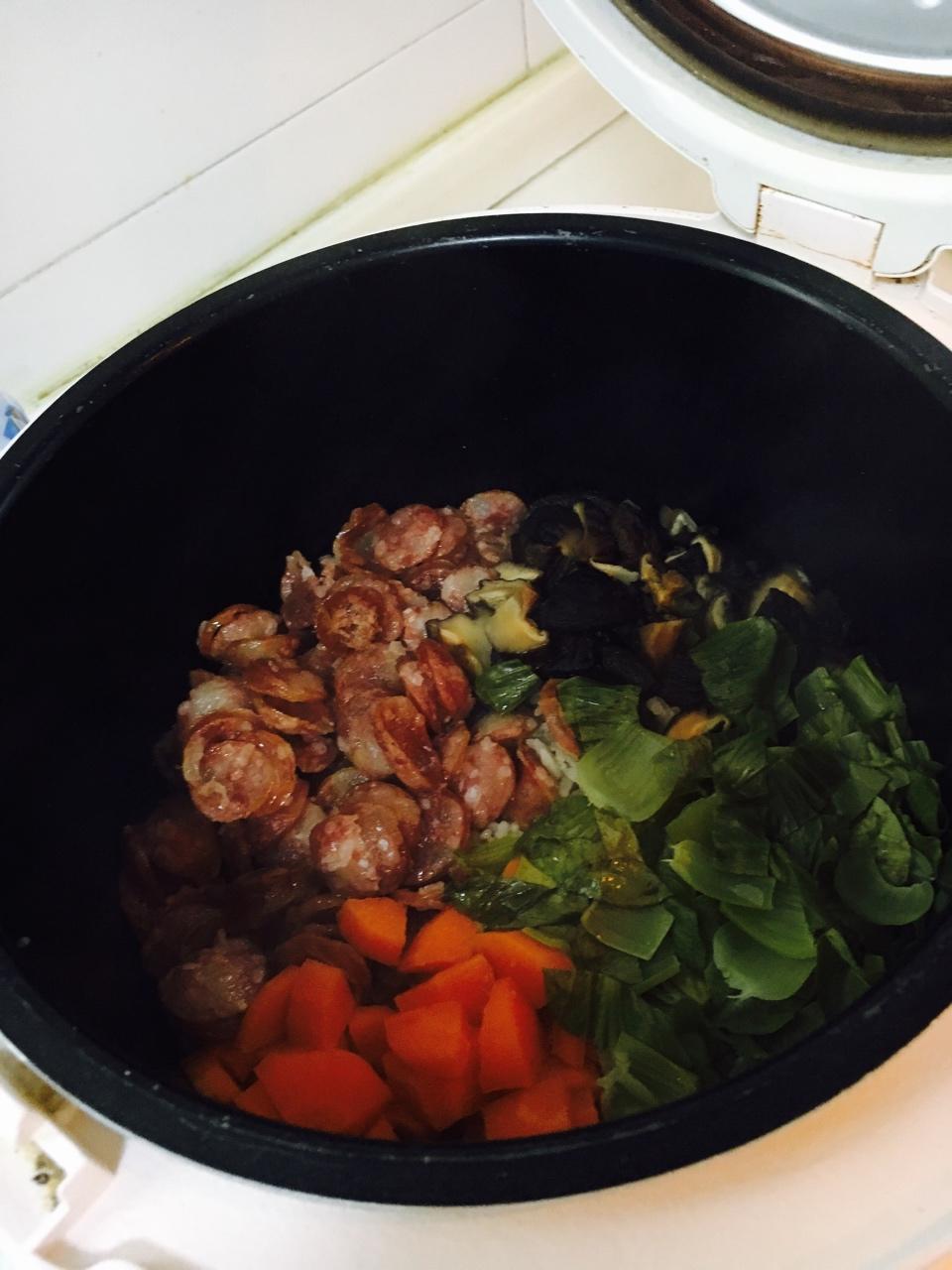 超快手的电饭锅腊肠焖饭