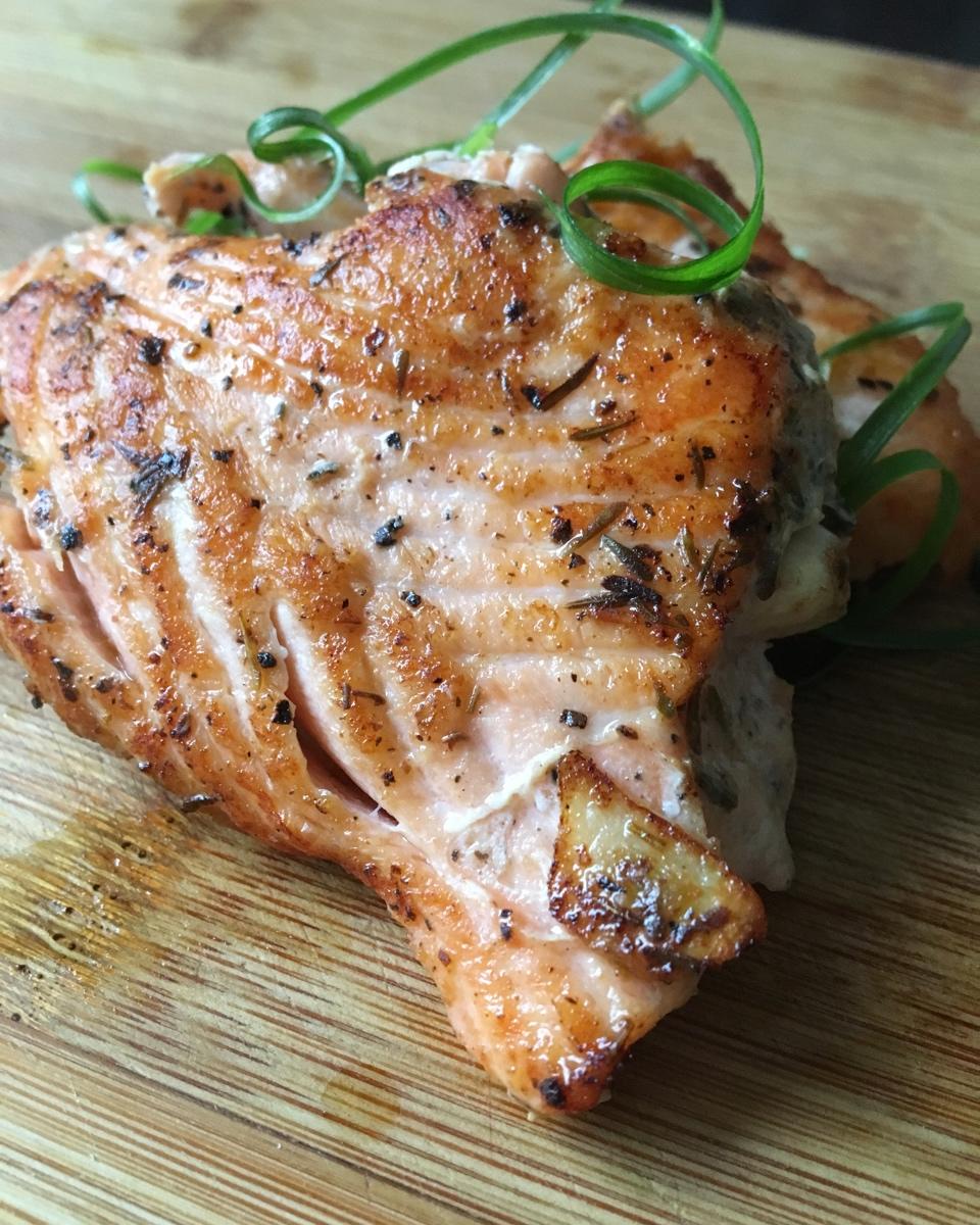 低温三文鱼佐秘制葱香汁