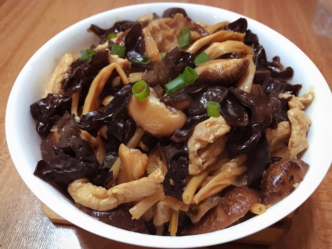 金针菜香菇木耳炒肉的做法步骤图 蔡蔡57 下厨房 金针菜香菇木耳炒肉的做法步骤图 蔡蔡57 下厨房