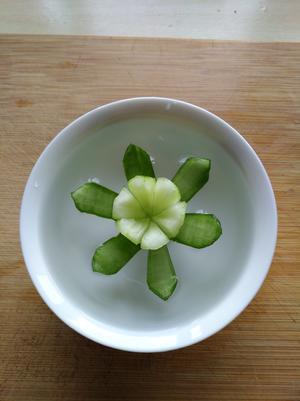 用黄瓜雕出美丽的花朵的做法 步骤8