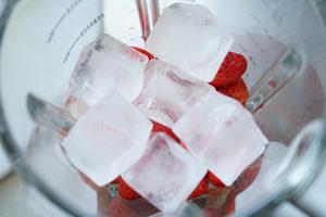 草莓酸奶沙冰~SURE食谱的做法 步骤2