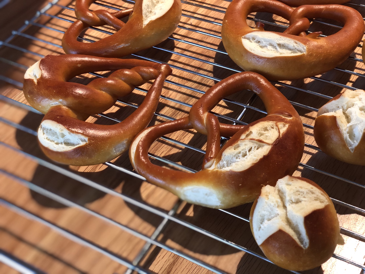 简单易做又好吃的德国结碱水面包的做法