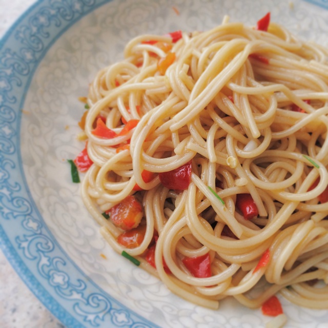 葱爆面—就是汪涵在天天向上里面做的那个啦