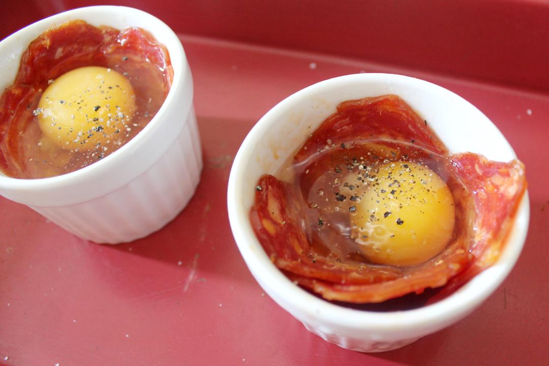 萨拉米鸡蛋杯 Salami and Egg Cups的做法 步骤4