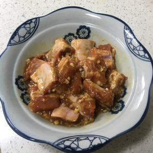 五常大米蒜香排骨焗煲仔饭的做法 步骤2