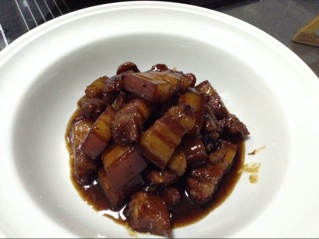 吃着碗里望着锅里的红烧肉