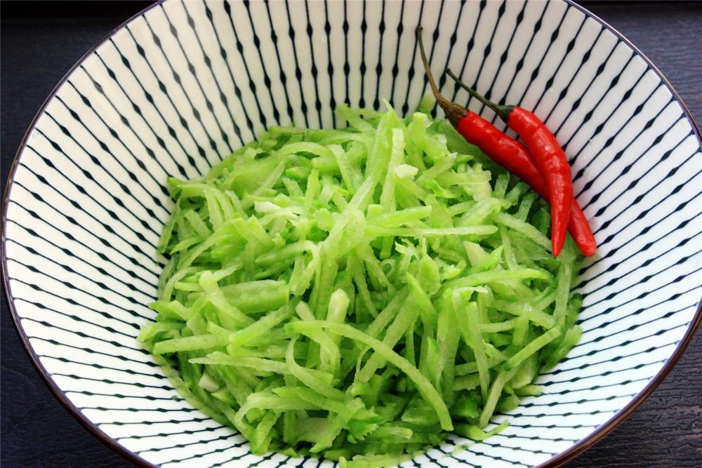 【凉拌酸甜萝卜】的做法