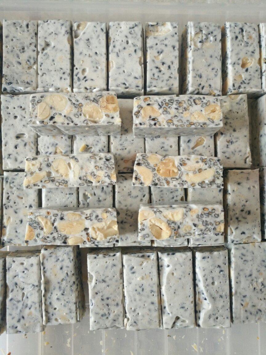 榴莲干坚果牛轧糖