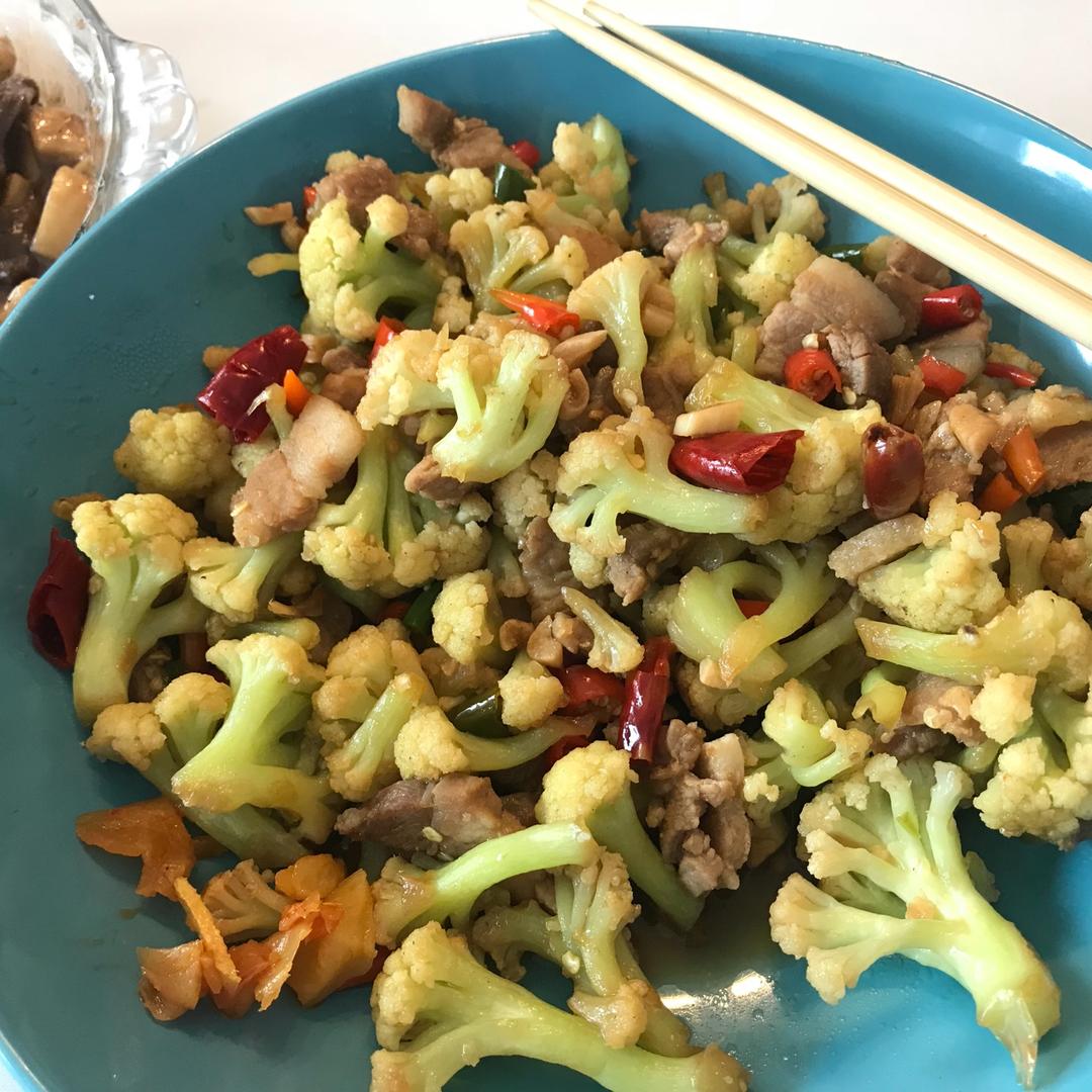 饭店必点的干锅花菜，是这么做出来的。