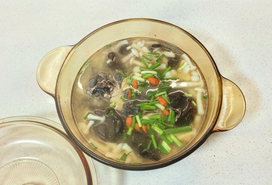 红姑虫草花黑木耳腐竹菠菜乌骨鸡豚骨汤 by wqy