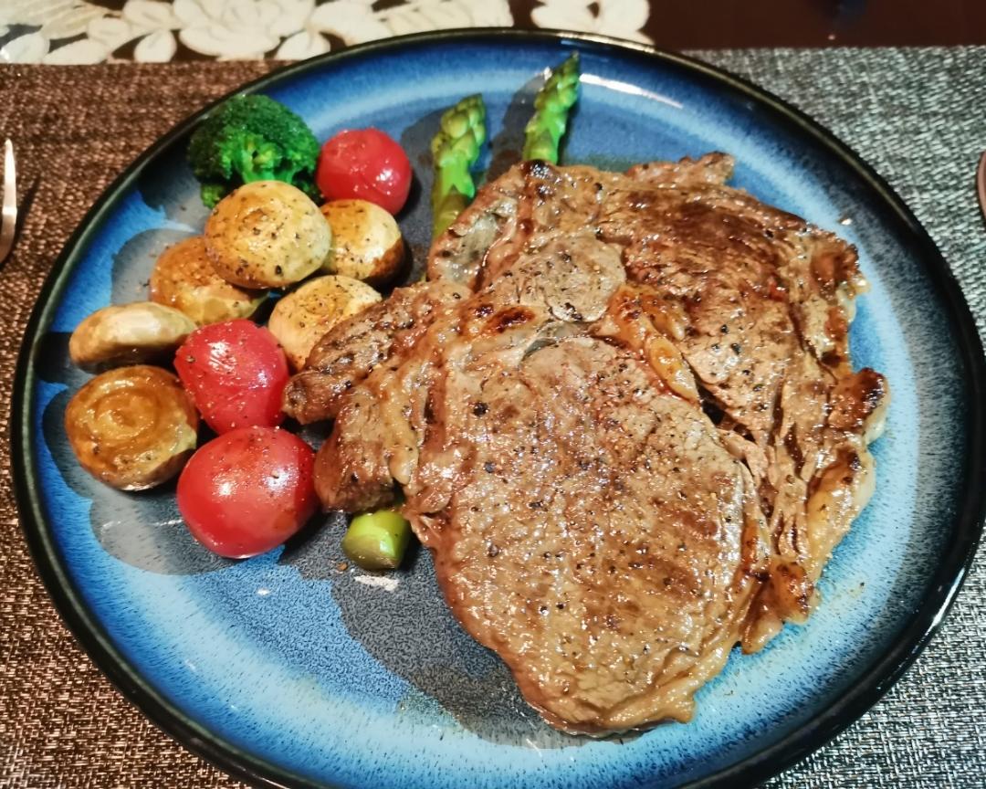煎牛排（七分熟技巧）