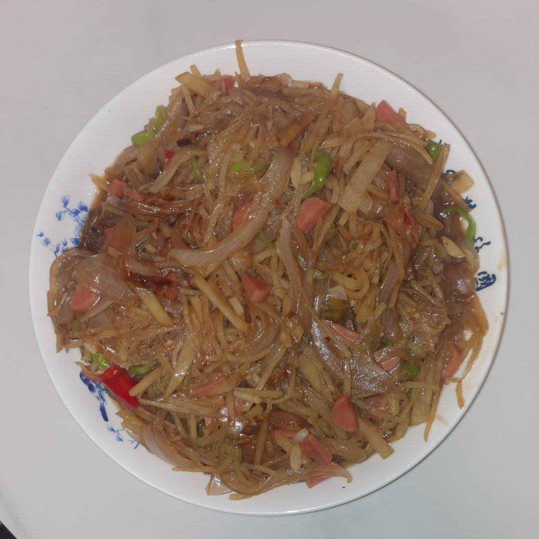 青椒洋葱炒土豆丝。