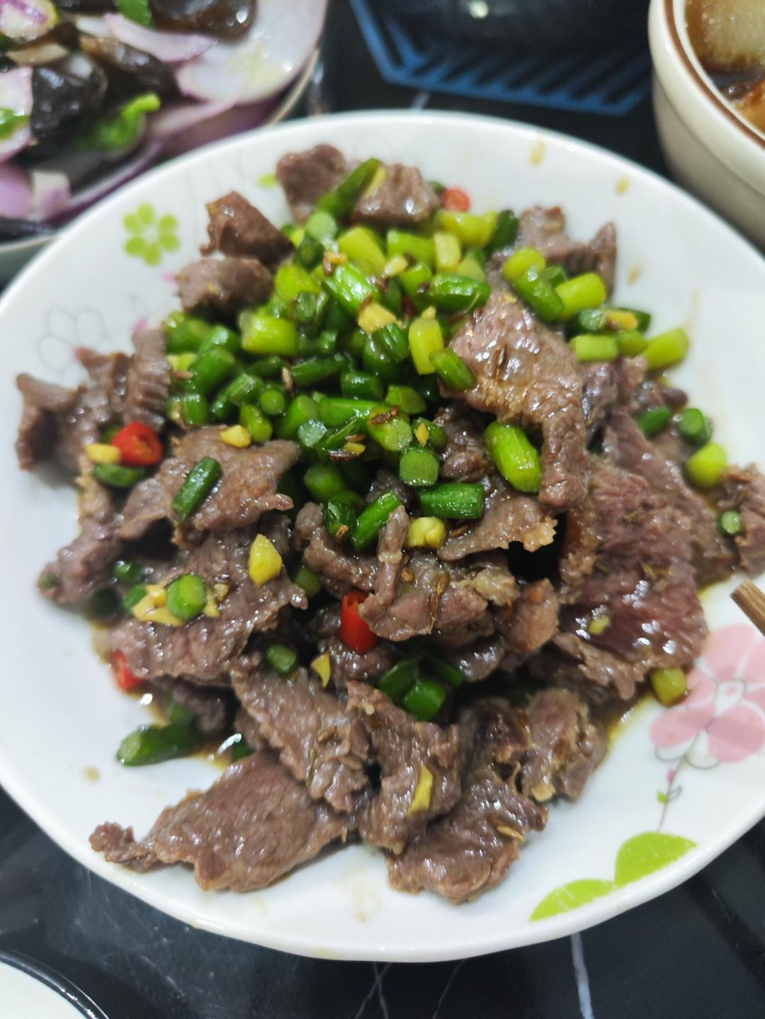 香菜炒牛肉，香辣下饭，爱吃香菜的朋友看过来，拌饭绝了