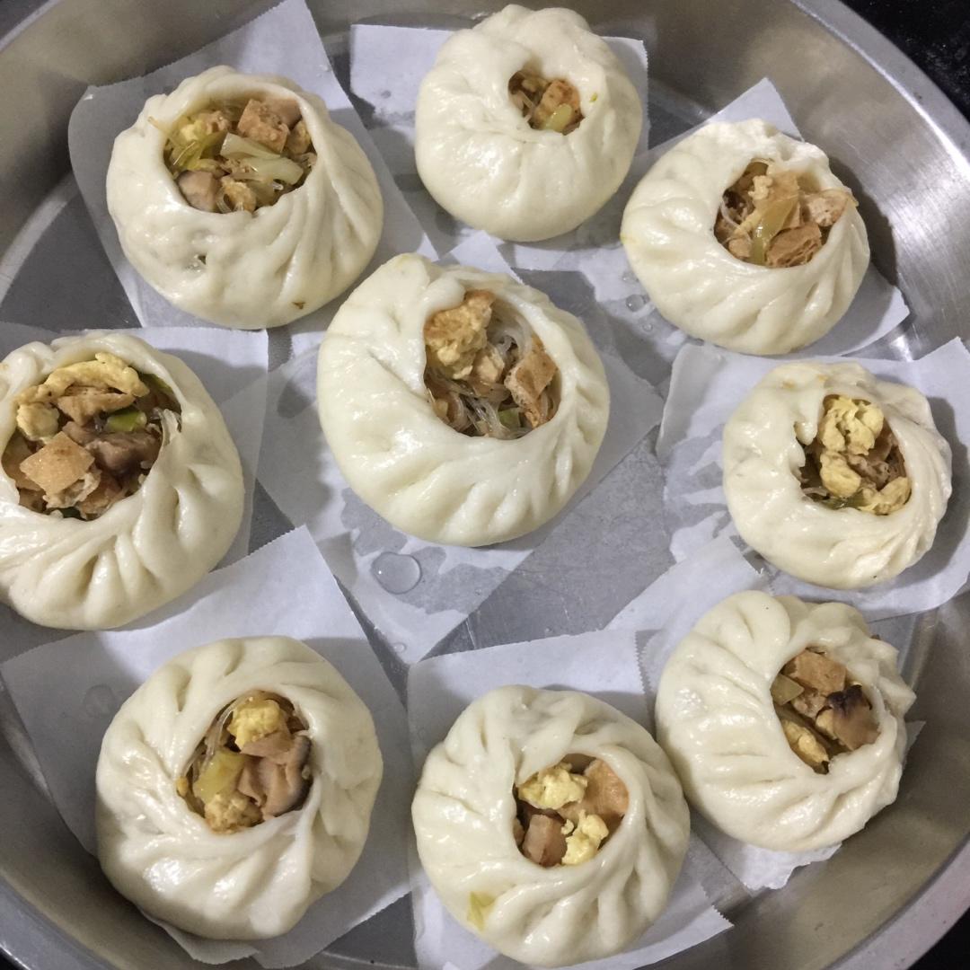 松软的素馅包子