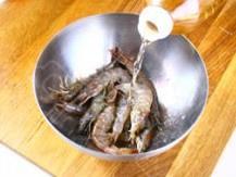 蒜蓉粉丝开边虾的做法 步骤2