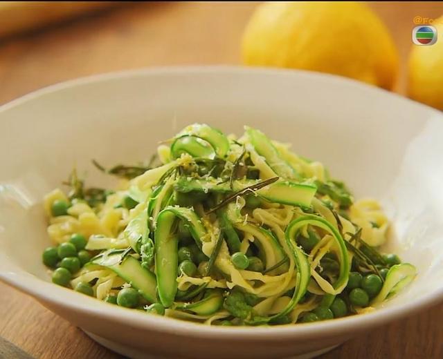 柠香蔬菜意面（Linguine with zesty spring vegetables）的做法