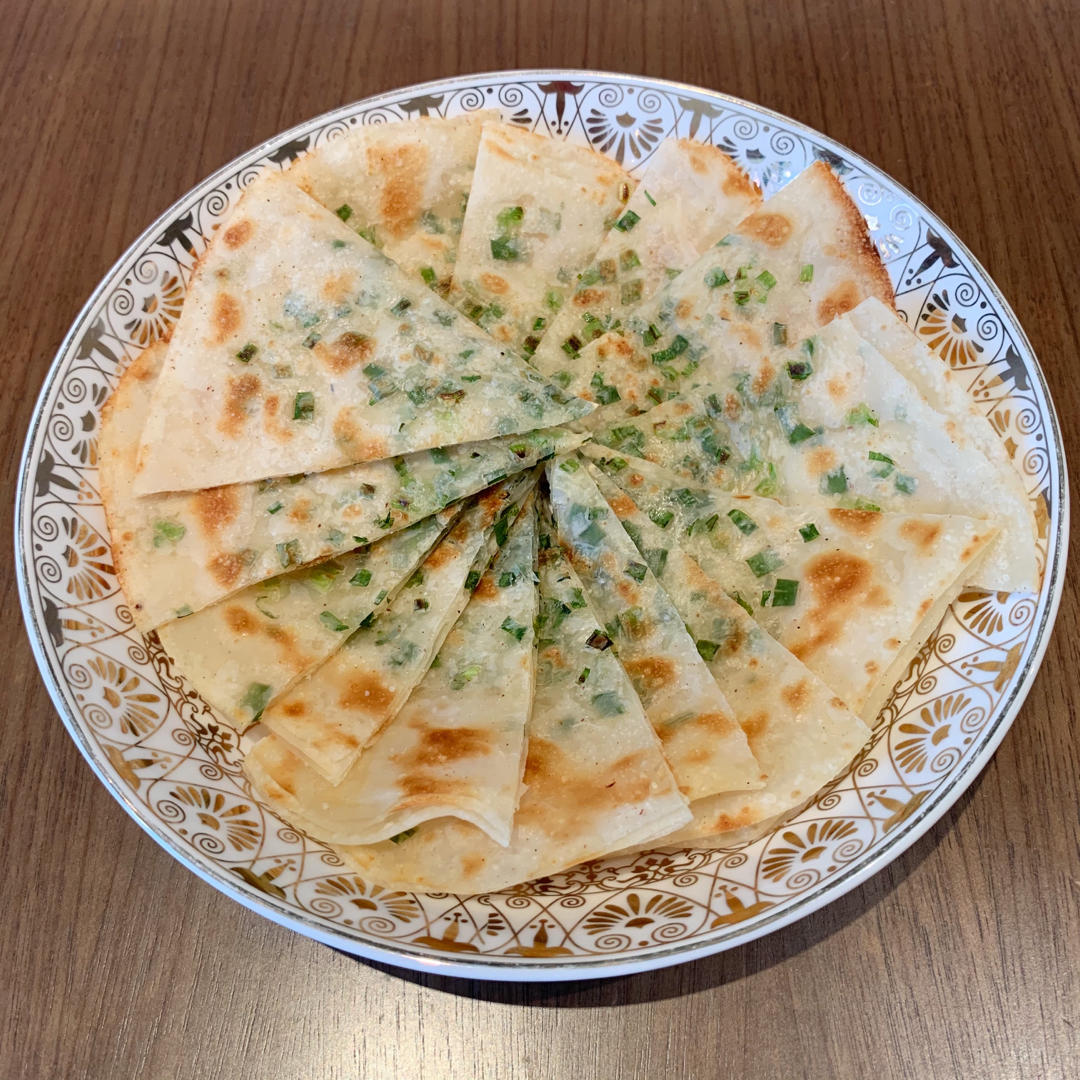 一只伴着兔子的胡萝卜做的饺子皮千层饼