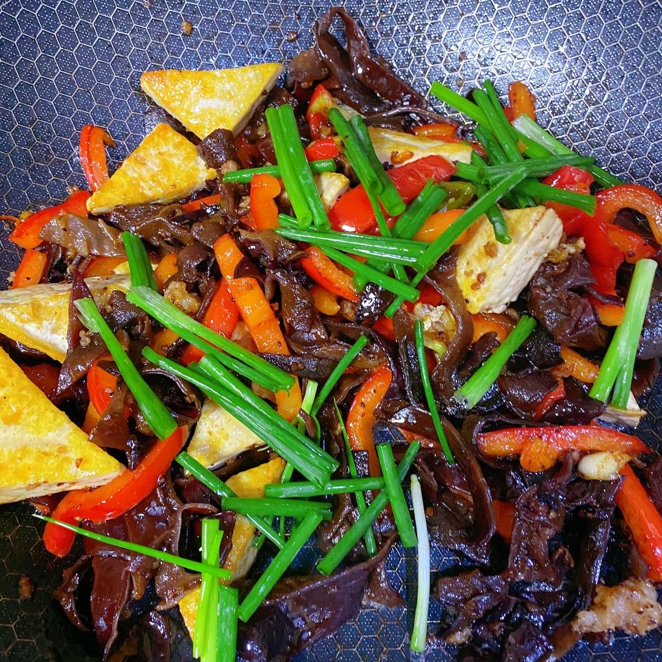黑木耳红椒炒豆腐（下饭、简单家常菜）——附木耳泡发快捷方法的做法