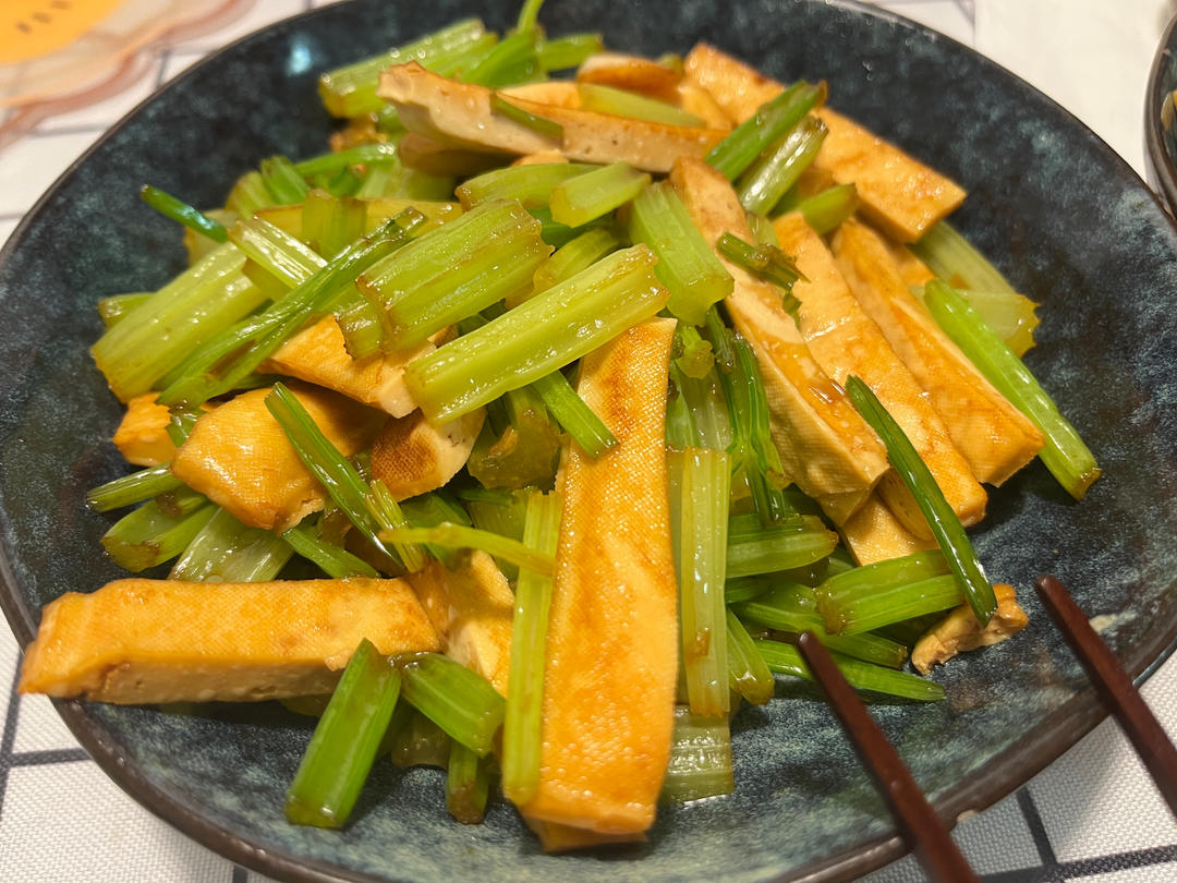 午餐晚餐简单快手下饭菜芹菜炒香干