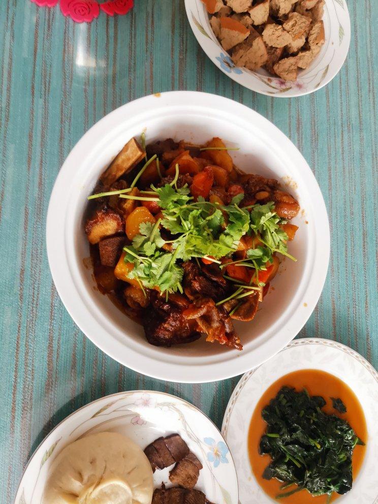 牛肋排炖胡萝卜土豆蕃茄