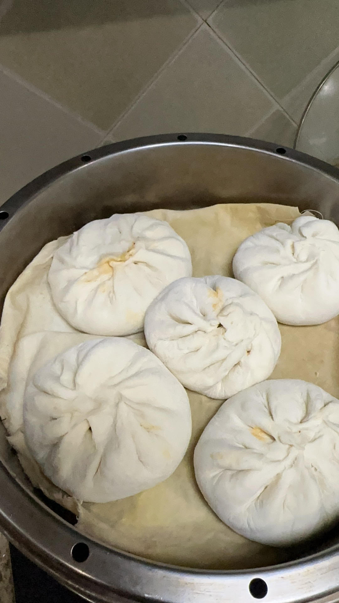 别老吃猪肉馅儿包子啦，试试奥尔良鸡肉包吧～