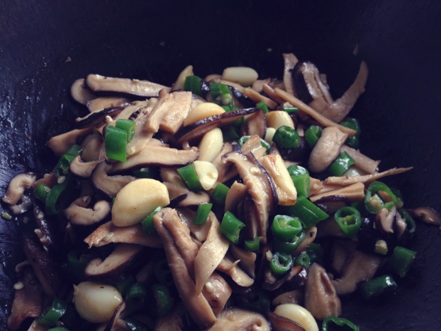 快到云南吃菌子——一窝菌烧豆腐