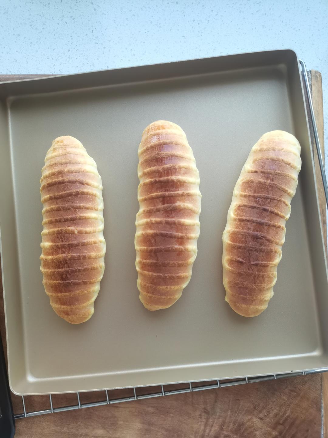 香甜柔软的毛毛虫面包