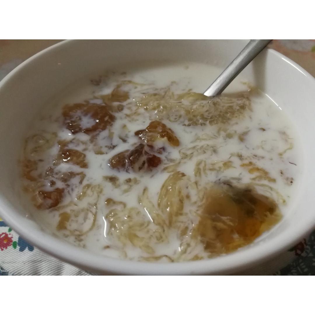 牛奶桃胶炖燕窝