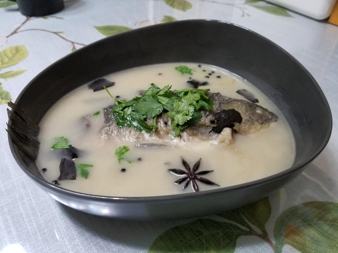 如何熬出奶白色鲜美鲫鱼汤