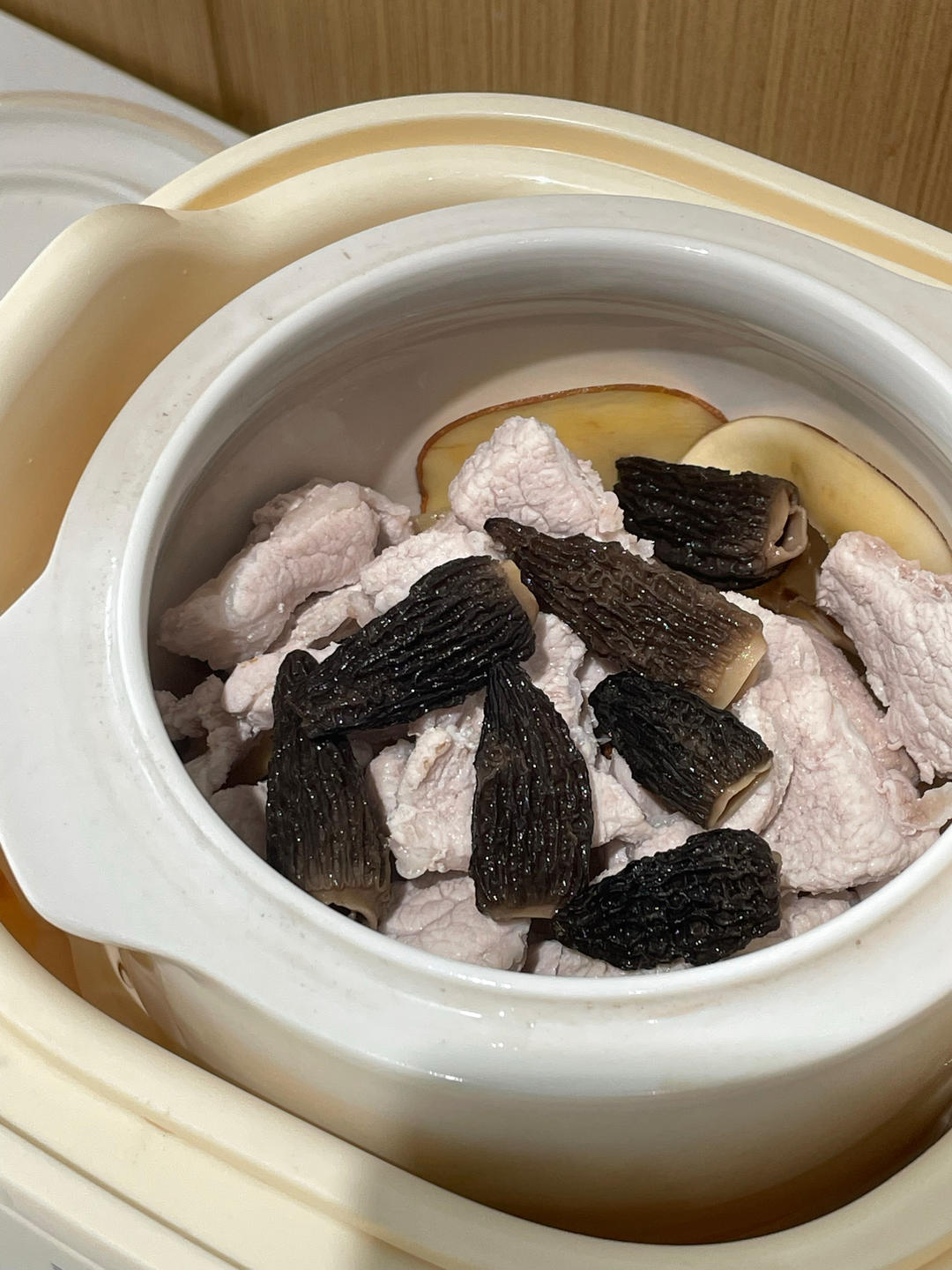 清热润肺‼️提高免疫力‼️羊肚菌海底椰瘦肉汤🍲的做法 步骤3