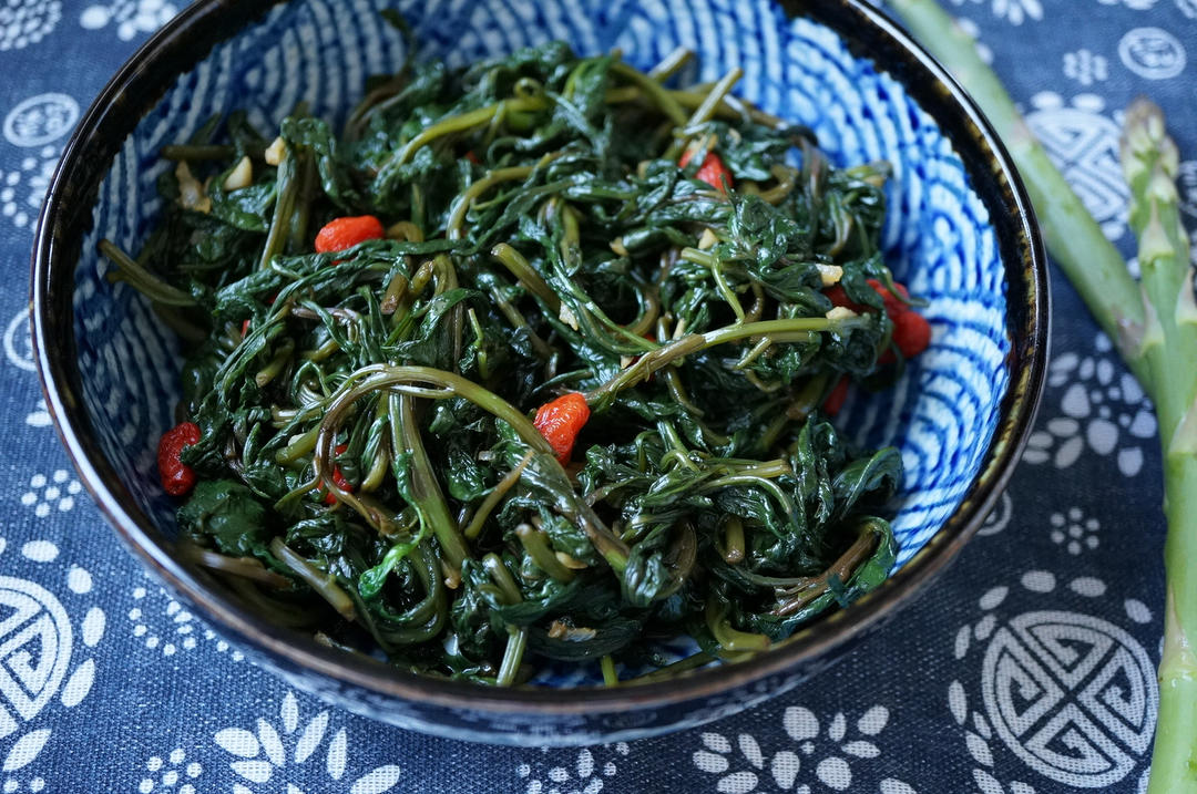春天的味道-炝拌枸杞芽