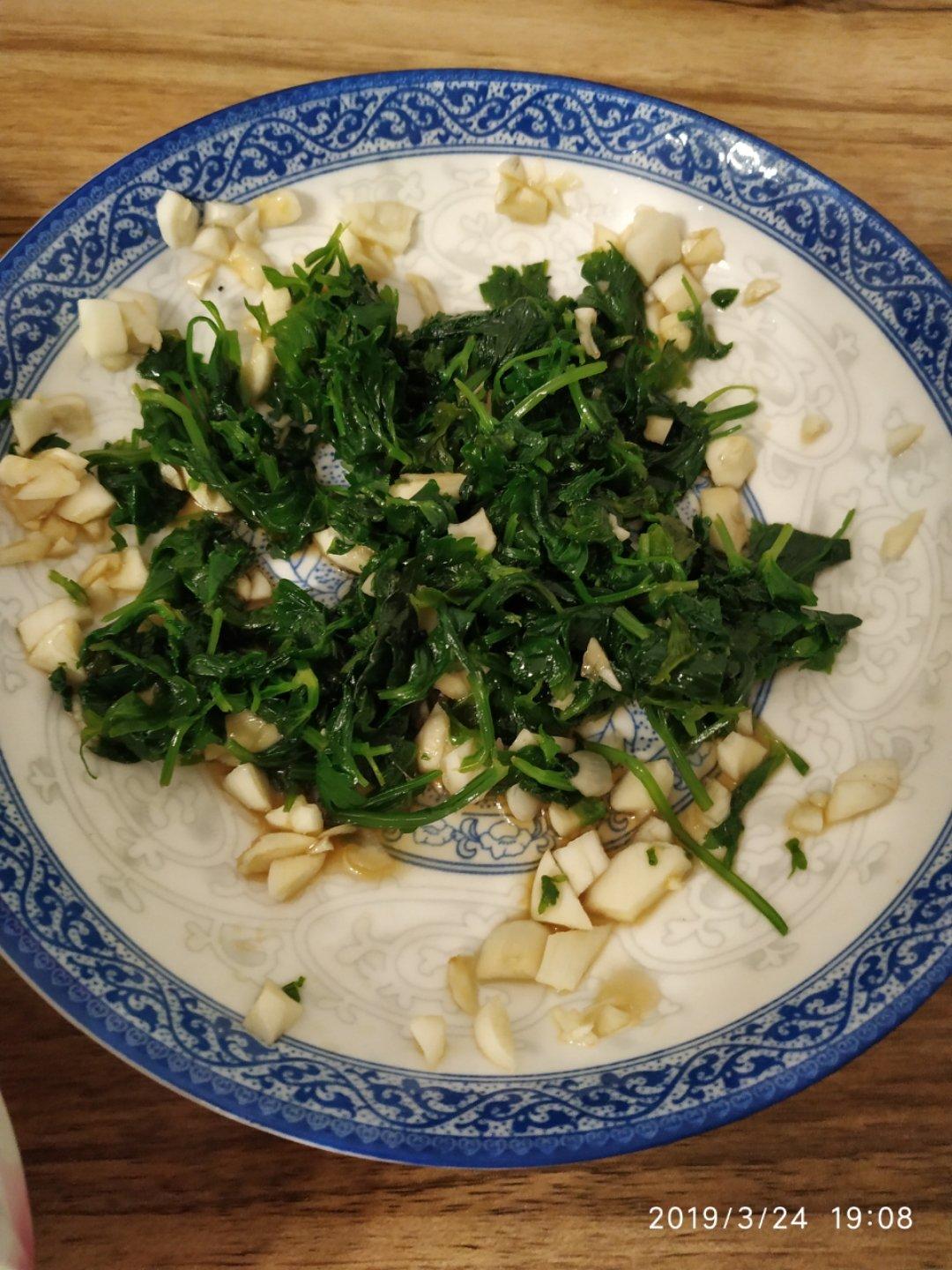 凉拌芹菜叶