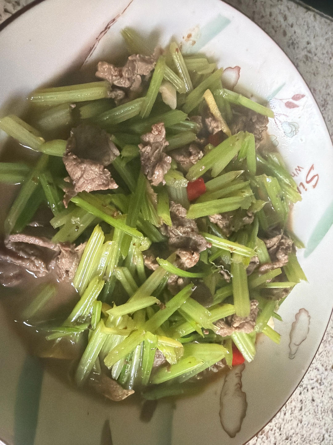 好吃到邻居敲门蹭饭的芹菜炒牛肉！
