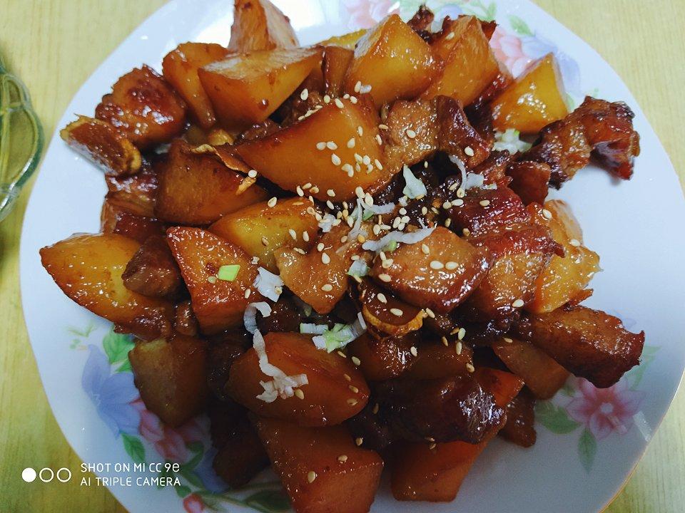 家常红烧肉炖土豆