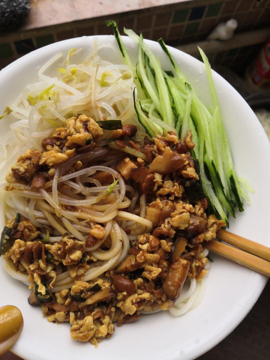 鸡蛋炸酱面