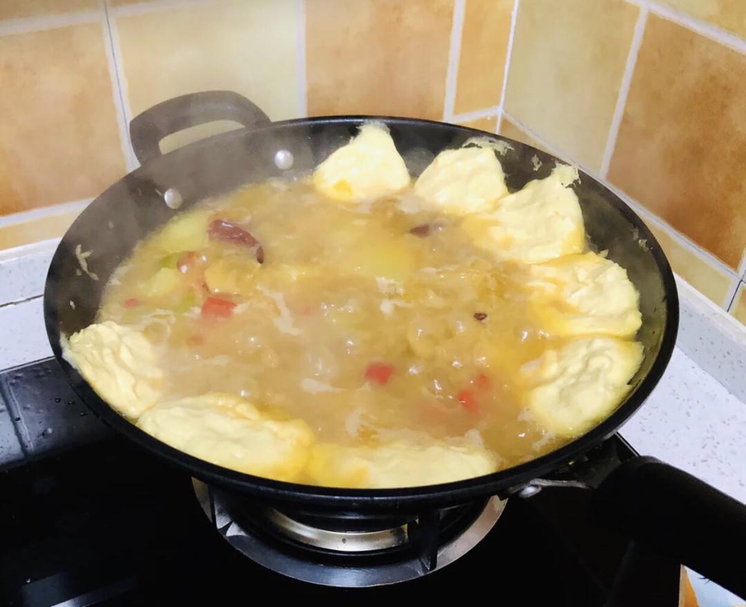 东北酸菜炖排骨-铁锅炖贴玉米饼的做法