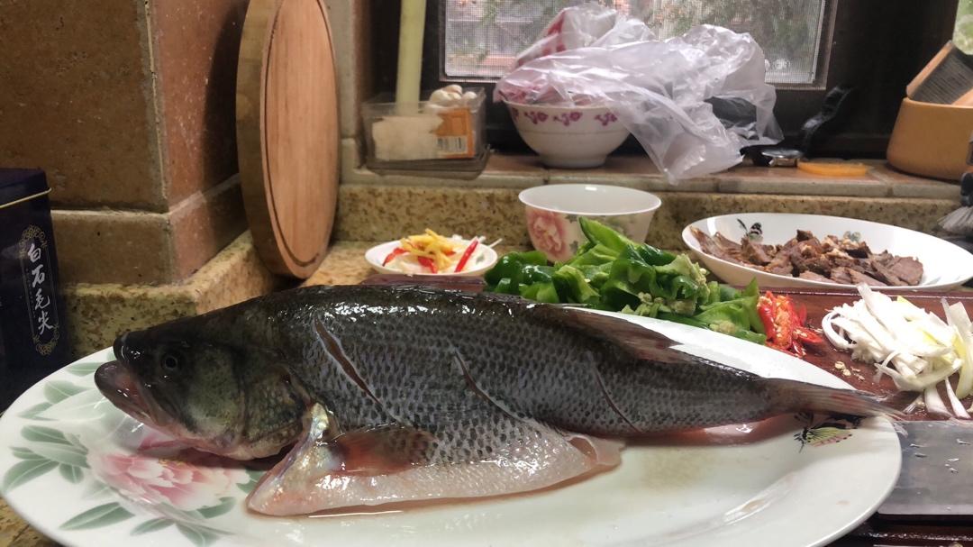 考究的清蒸鲈鱼