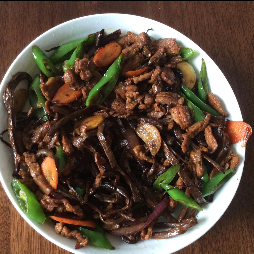 五花肉干锅茶树菇