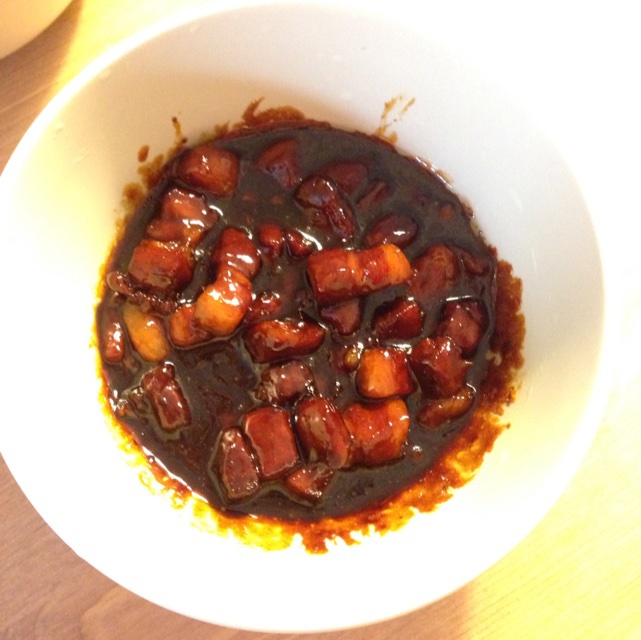 吃着碗里望着锅里的红烧肉